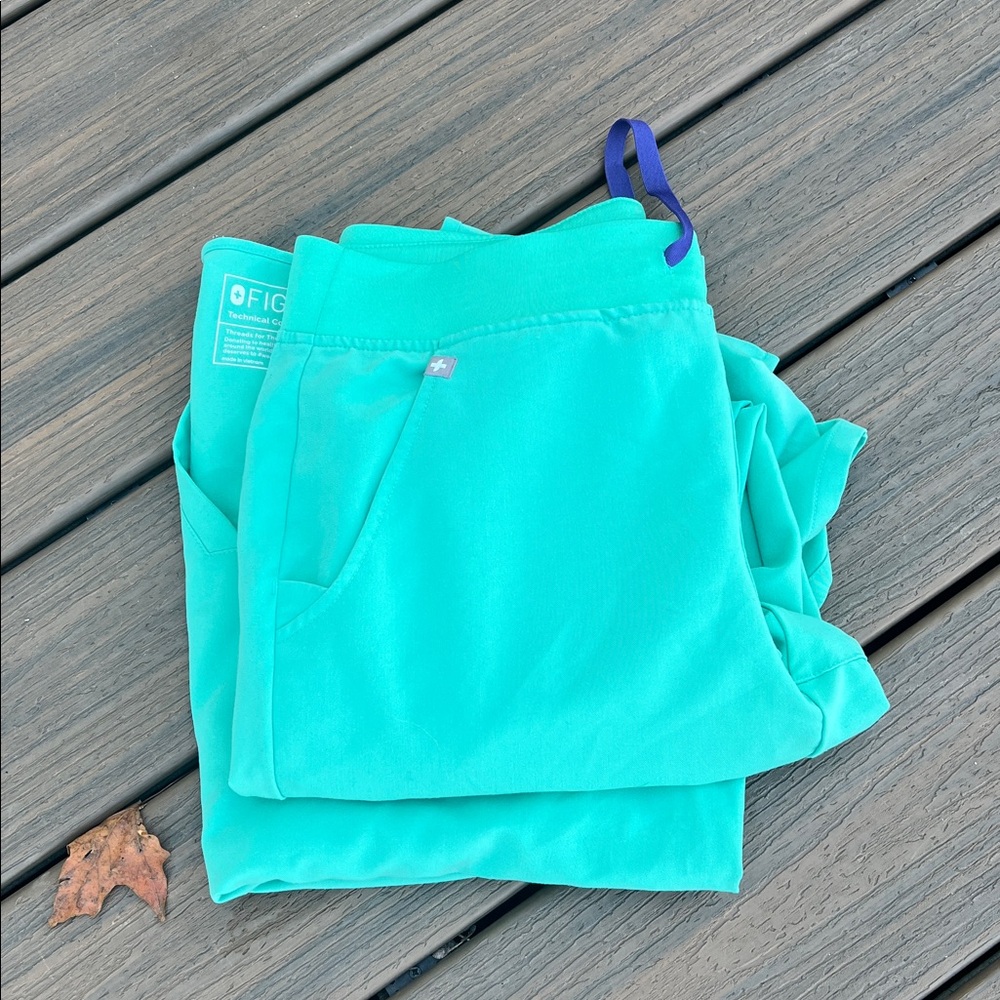 Surgical green Catarina top and hw Zamora joggers... smalls